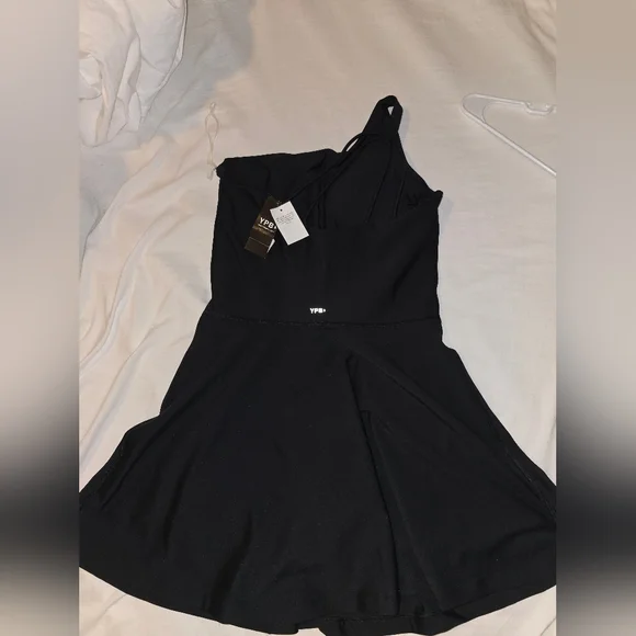 Abercrombie YPB Active One Shoulder Black Dress Medium Strappy Back NWT - Picture 2 of 4